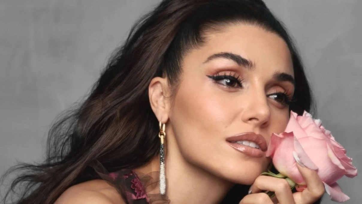 Hande Erçel’in yapay İngilizce konuşması! Sosyal medyada gündem oldu 6 Hande Erçel’in yapay İngilizce konuşması! Sosyal medyada gündem oldu
