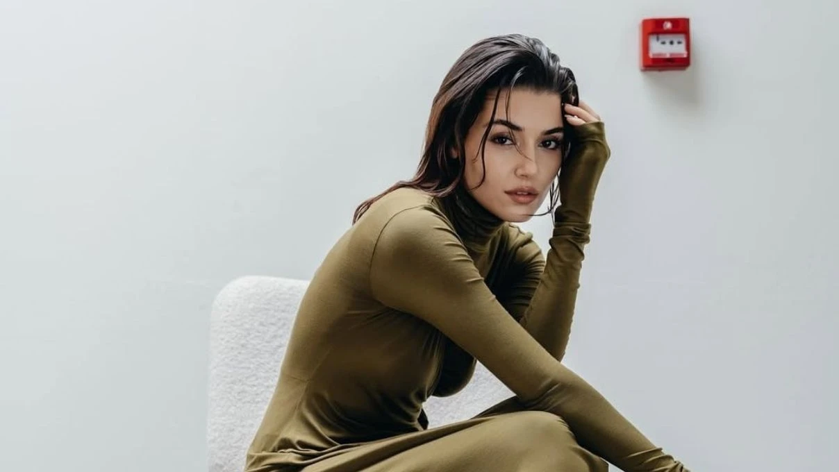 Hande Erçel’in yapay İngilizce konuşması! Sosyal medyada gündem oldu 7 Hande Erçel’in yapay İngilizce konuşması! Sosyal medyada gündem oldu