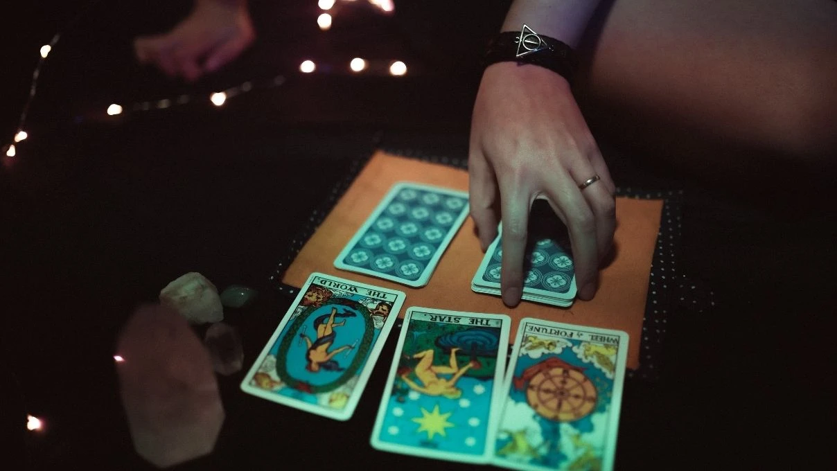 Günlük tarot kart açılımı 3 Kasım 2025! Sizleri üzen yapılara tutunmaktan kaçının 