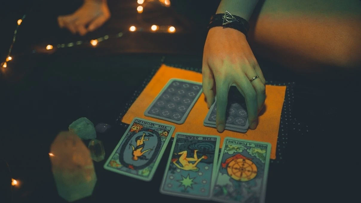 Günlük tarot kart açılımı 4 Kasım 2025! Sizi güvende hissettiren şeyleri düşünün