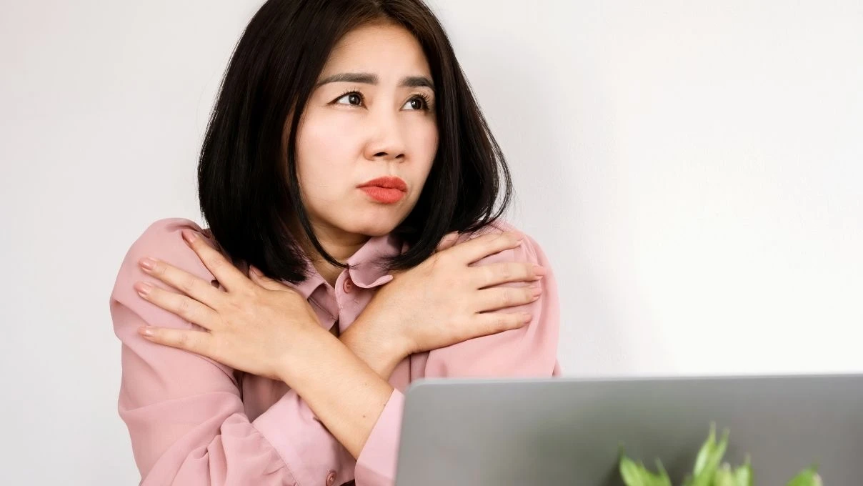 Kış aylarında kadınlarda görülen soğuk çarpması! Özellikle serçe parmak üşümesi 4 Kış aylarında kadınlarda görülen soğuk çarpması! Özellikle serçe parmak üşümesi