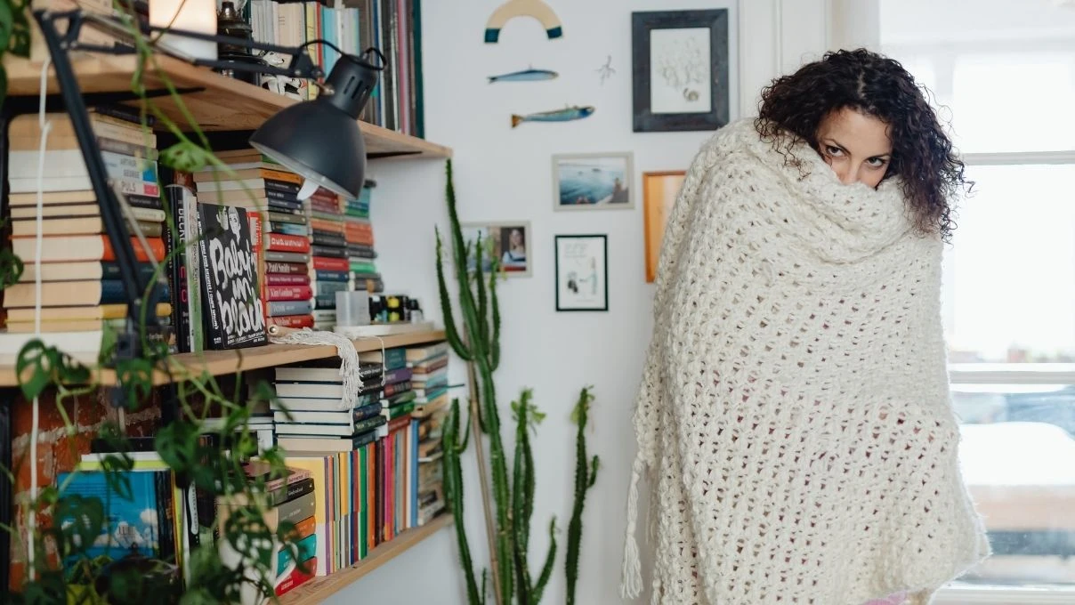 Kış aylarında kadınlarda görülen soğuk çarpması! Özellikle serçe parmak üşümesi 7 Kış aylarında kadınlarda görülen soğuk çarpması! Özellikle serçe parmak üşümesi