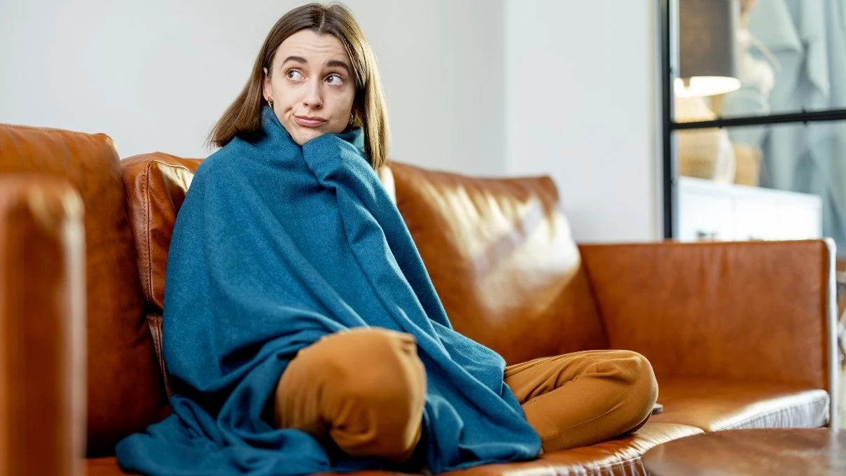 Kış aylarında kadınlarda görülen soğuk çarpması! Özellikle serçe parmak üşümesi 13 Kış aylarında kadınlarda görülen soğuk çarpması! Özellikle serçe parmak üşümesi