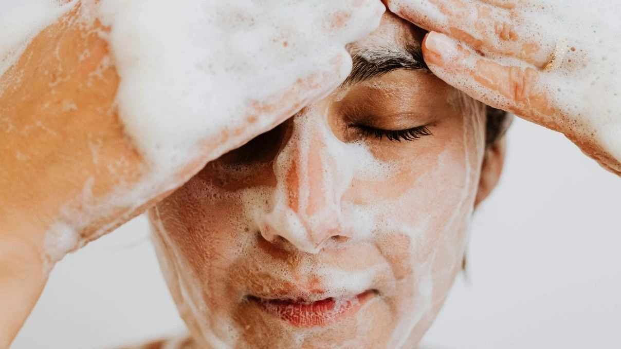 Kışın banyoda yapılan en büyük cilt hatası! 5 Kışın banyoda yapılan en büyük cilt hatası!