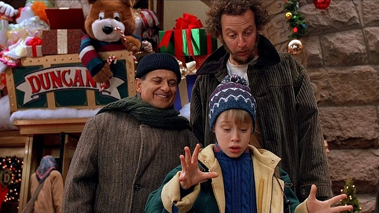 Evde Tek Başına filminin oyuncuları yıllar sonra bir arada! 90’lı yılların ünlü isimleri son halleriyle gündem oldu