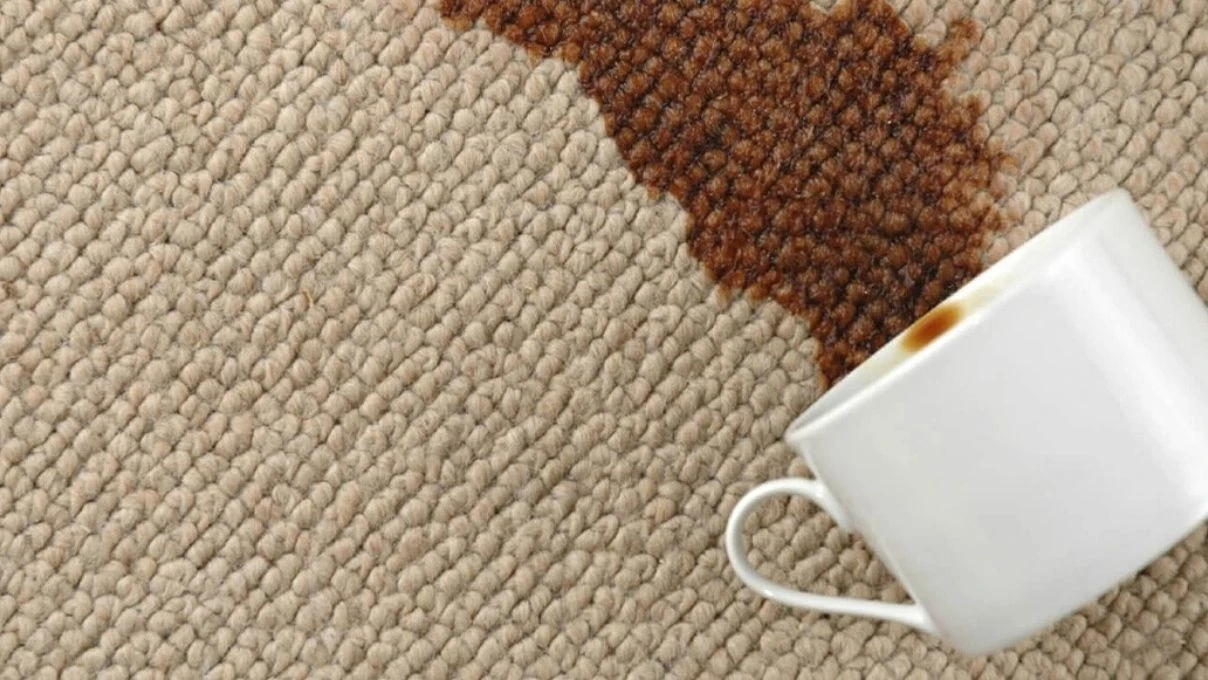 Koltuktaki çay lekelerine son! Kimyasal kullanmadan