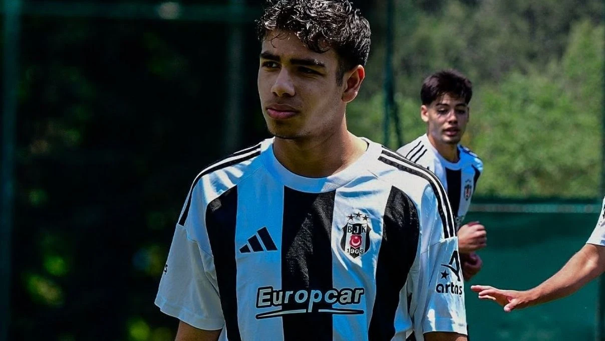 Beşiktaş’ın genç futbolcusu Mustafa Erhan Hekimoğlu ile takım arkadaşı YKS sınavına girdi!