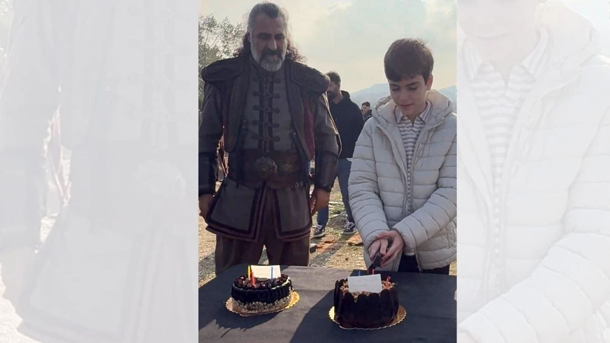 Mehmet Fetihler Sultanı dizisinin Şehzade Mustafa’sı Mustafa Konak'a sette doğum günü sürprizi!