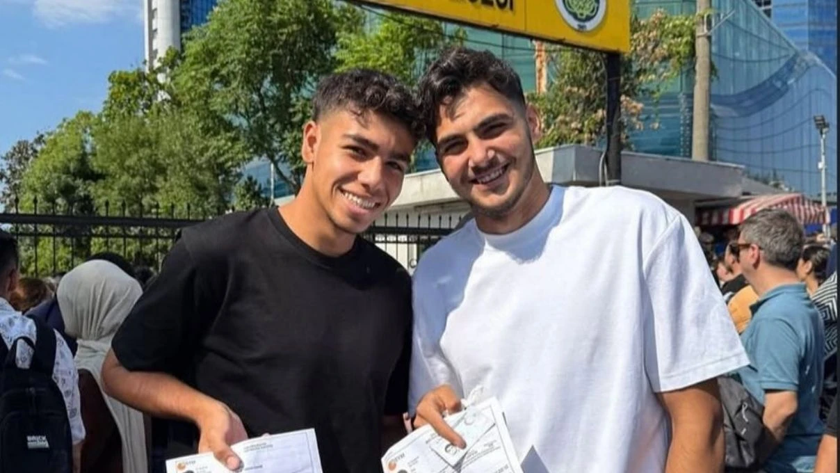 Beşiktaş’ın genç futbolcusu Mustafa Erhan Hekimoğlu ile takım arkadaşı YKS sınavına girdi!
