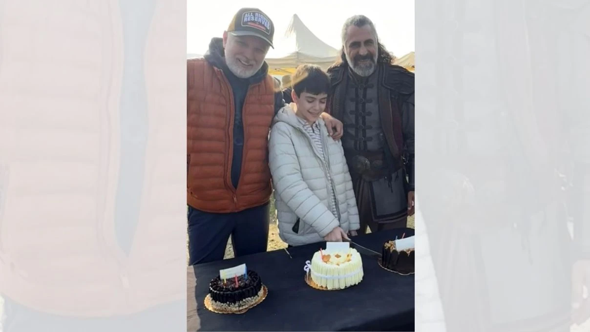 Mehmet Fetihler Sultanı dizisinin Şehzade Mustafa’sı Mustafa Konak'a sette doğum günü sürprizi!