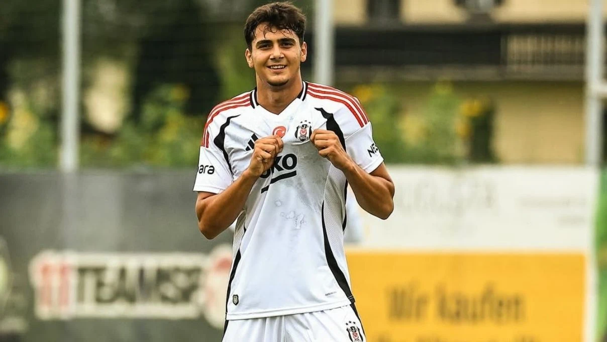 Beşiktaş’ın genç futbolcusu Mustafa Erhan Hekimoğlu ile takım arkadaşı YKS sınavına girdi!