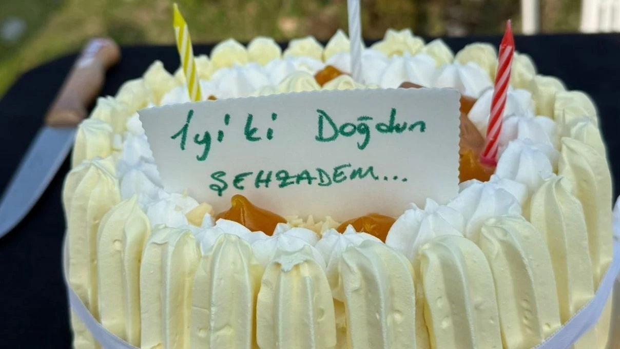 Mehmet Fetihler Sultanı dizisinin Şehzade Mustafa’sı Mustafa Konak'a sette doğum günü sürprizi!