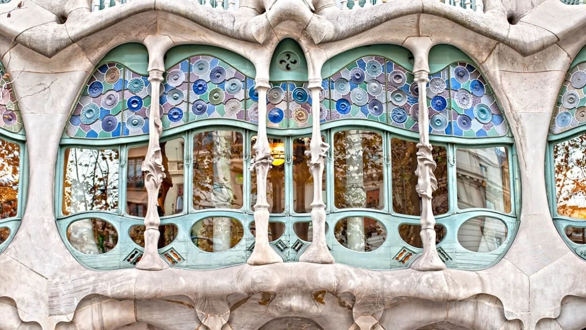 Gaudi’nin ünlü eseri Casa Battlo’un tarihi cephesi ve avlusu yenilendi! 