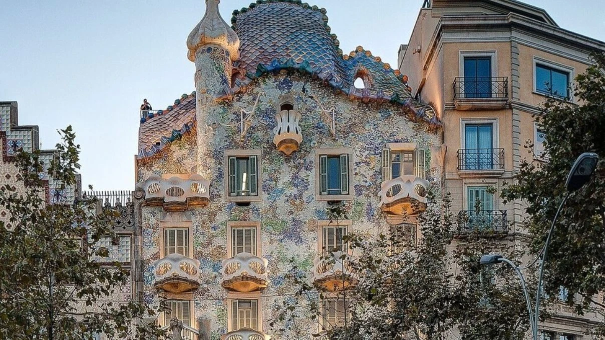 Gaudi’nin ünlü eseri Casa Battlo’un tarihi cephesi ve avlusu yenilendi! 