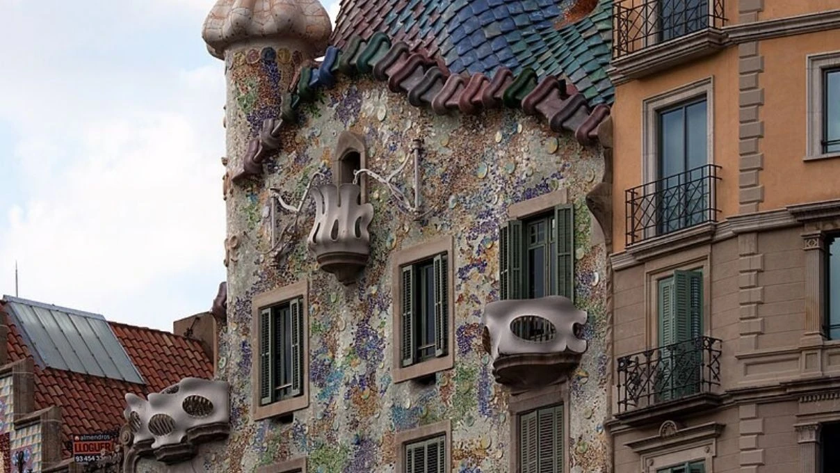 Gaudi’nin ünlü eseri Casa Battlo’un tarihi cephesi ve avlusu yenilendi!