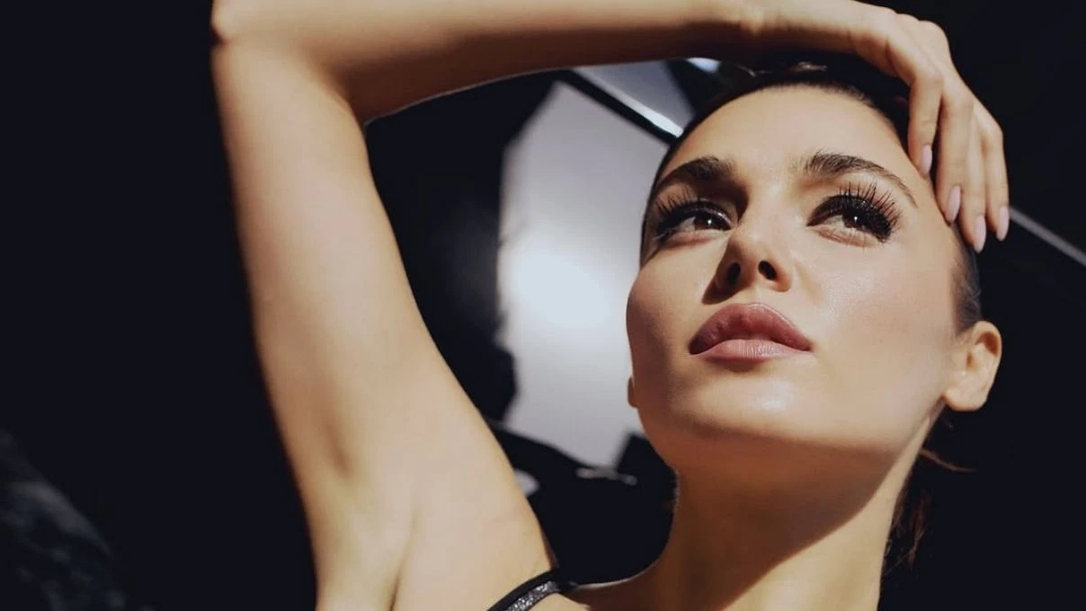 Hande Erçel’den yeni sosyal medya paylaşımı! Her karesi takipçilerinden tam not aldı