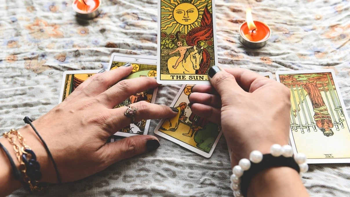 Günlük tarot kart açılımı 26 Eylül 2025! Yeni yollar ve cesur seçimler burçlara berraklık getiriyor