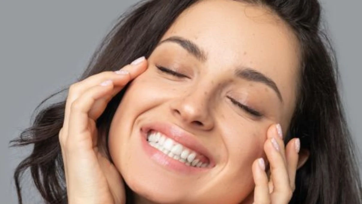 Evde 10 dakikada adım adım gençleşin! Yüz yogası deyip geçmeyin