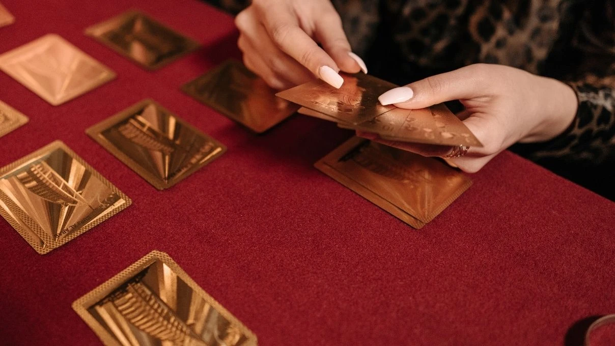 Günlük tarot kart açılımı 15 Ekim 2025! Rahatsız olsa bile yeni olan dönüşümleri kucaklayın