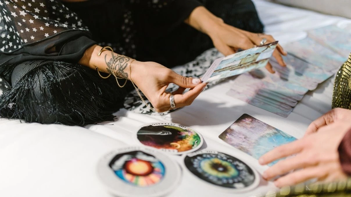 Günlük tarot kart açılımı 15 Ekim 2025! Rahatsız olsa bile yeni olan dönüşümleri kucaklayın