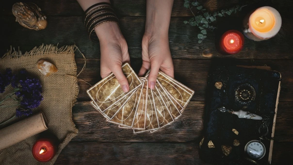 Günlük tarot kart açılımı 15 Ekim 2025! Rahatsız olsa bile yeni olan dönüşümleri kucaklayın