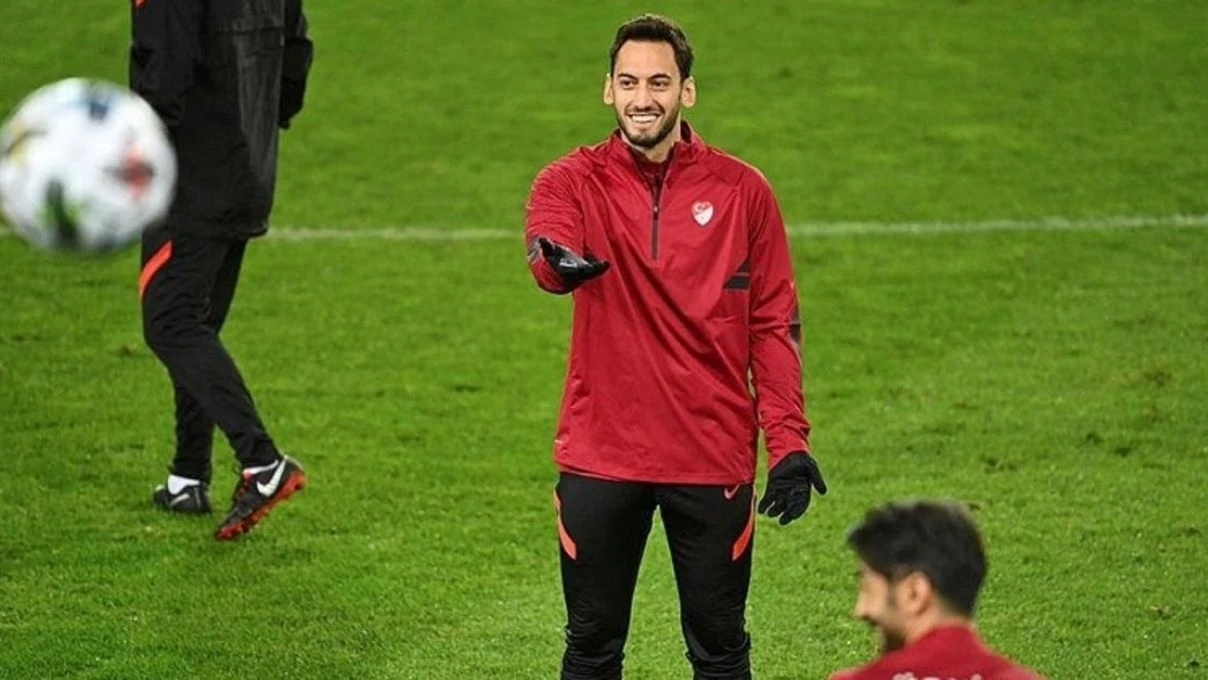 Hakan Çalhanoğlu’ndan anlamlı hareket! Ünlü futbolcu yaptığı yardım ile kalpleri yumuşattı