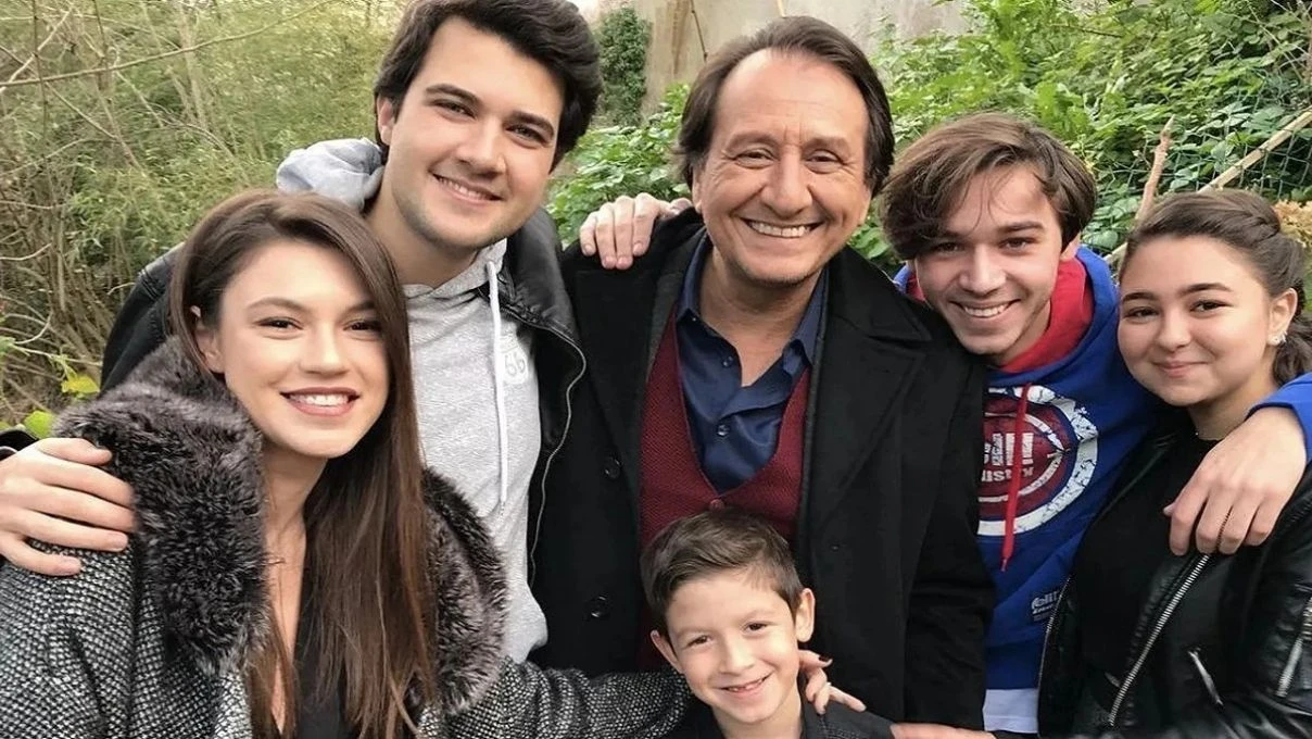 Yüsra Geyik ile Onur Bay bir mekânda beraber görüntülendi! Arka Sokakların kardeşleri uzun uzun sohbet etti 