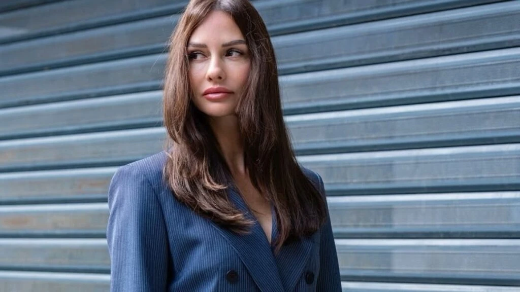 Yasemin Ergene paylaşımlarıyla dikkat çekti! Şıklığı ve güzelliği beğeni topladı