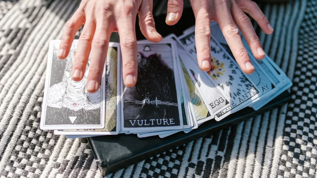 Günlük tarot kart açılımı 11 Kasım 2025! Gizli olanlar er ya da geç ortaya çıkacak