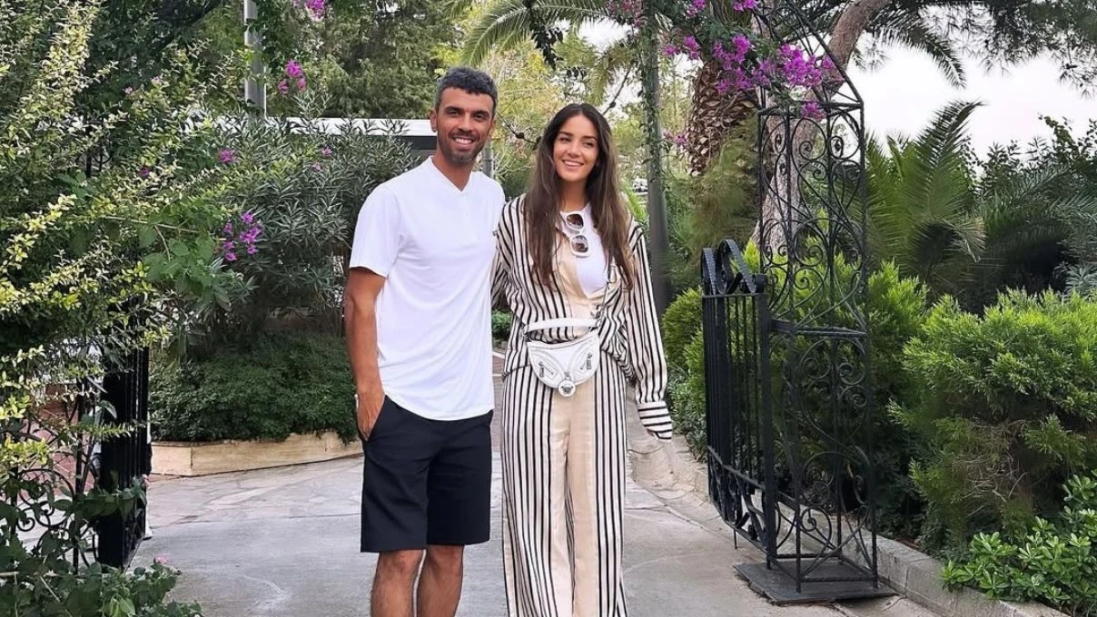 Kenan Sofuoğlu’ndan aile paylaşımı! Ünlü isim ve ailesi fasulye ayıkladı