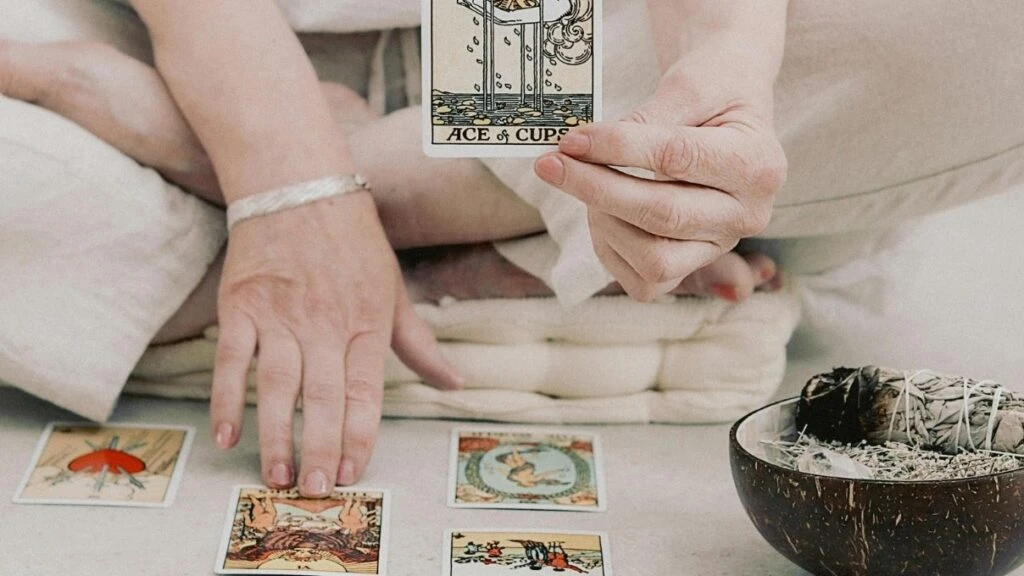 Günlük tarot kart açılımı 16 Eylül 2025! Duygular gün yüzüne çıkıyor