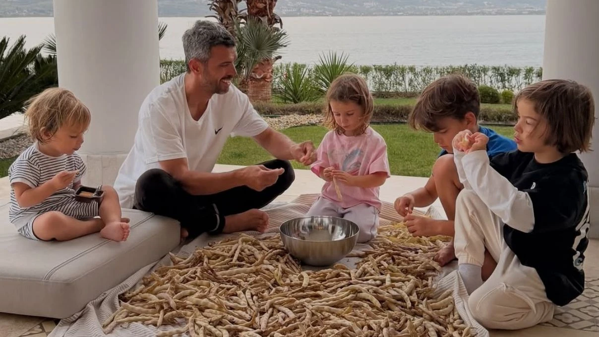 Kenan Sofuoğlu’ndan aile paylaşımı! Ünlü isim ve ailesi fasulye ayıkladı