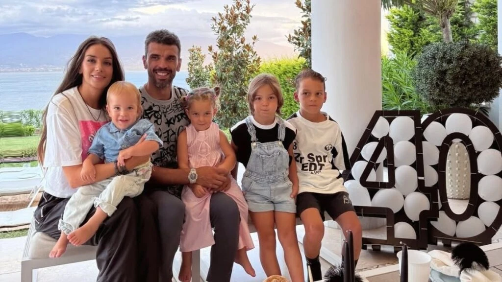 Kenan Sofuoğlu’ndan aile paylaşımı! Ünlü isim ve ailesi fasulye ayıkladı