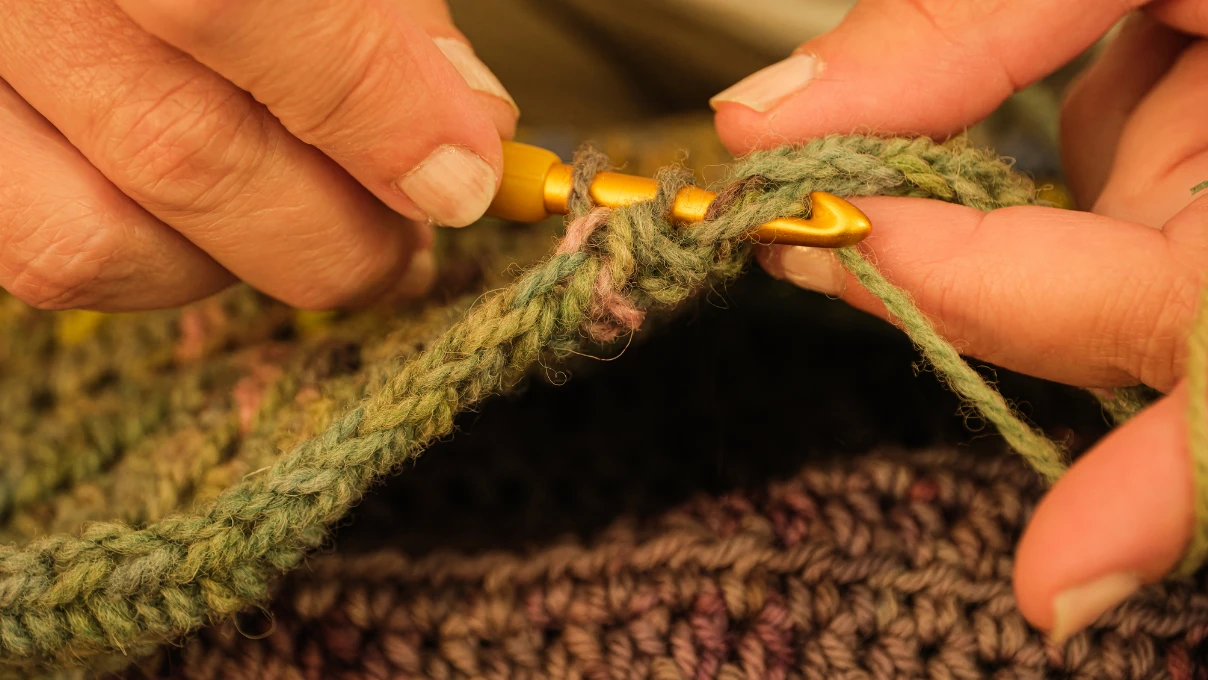 Tığla yapılan en popüler atkı modelleri 2026! Bu kış şık ve tarz sahibi olacaksınız 6 ATKI 2