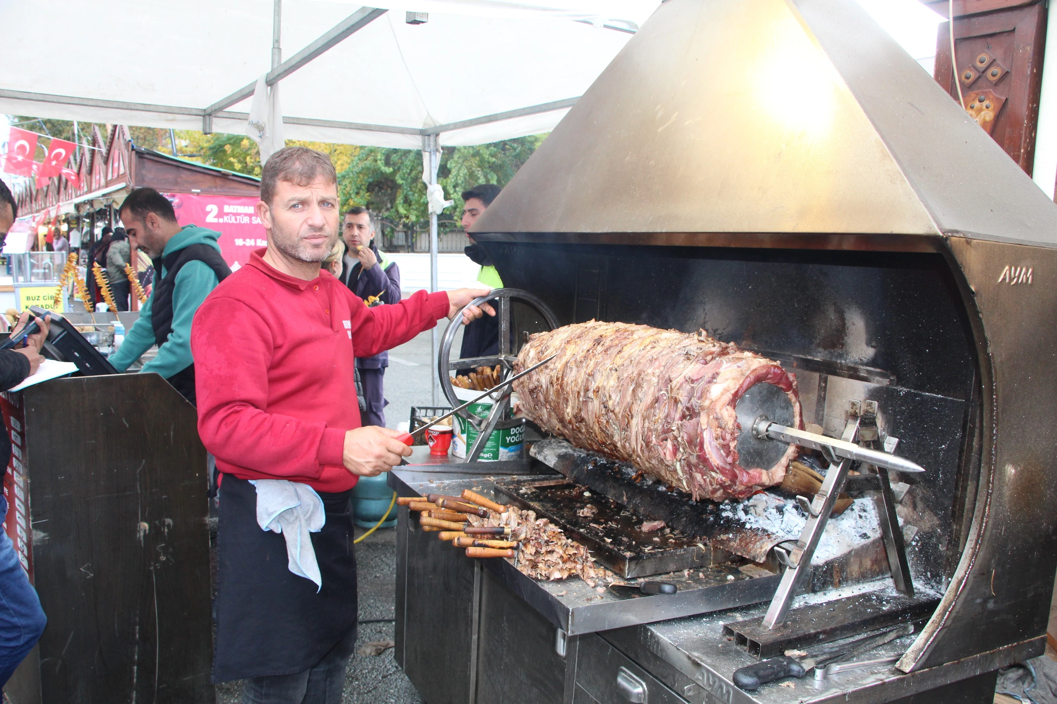 Batmanlı vatandaşlar Gastronomi Festivali'nde Erzurum Cağ Kebabı'na yoğun ilgi gösterdi!