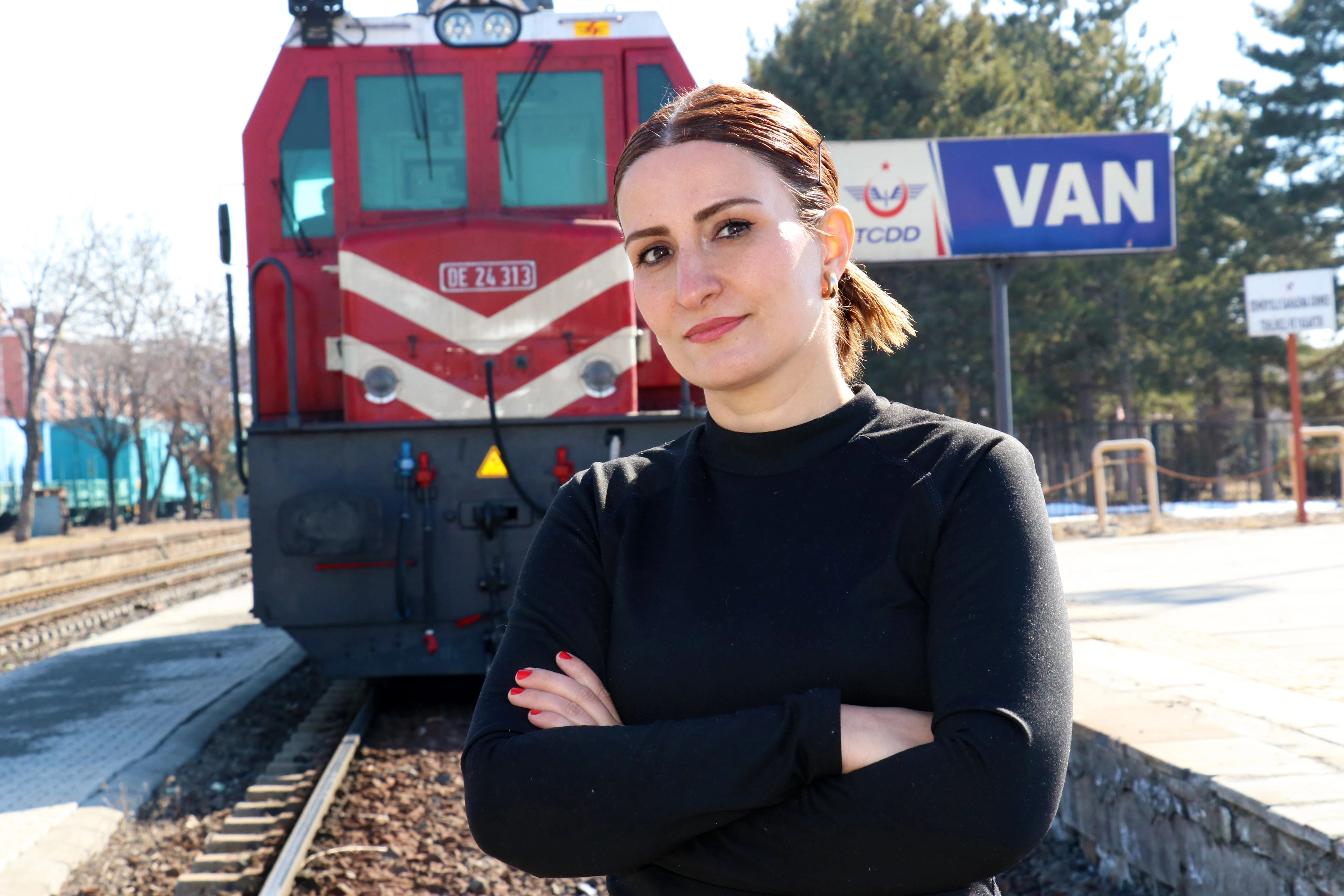Van'da kadın makinist takdir topluyor! Zorlu coğrafyada zorlu koşullarda işini yapıyor