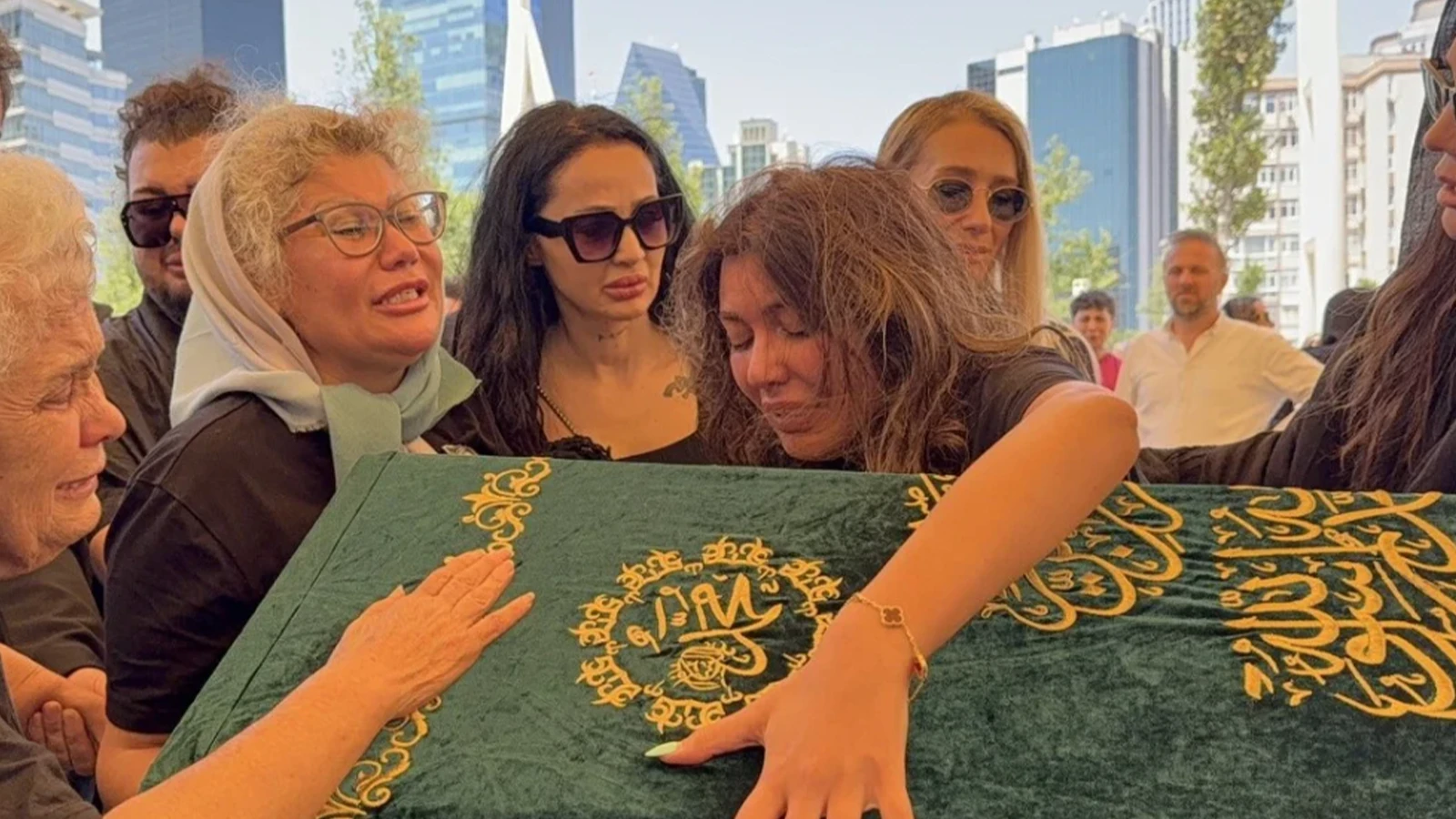 Ablası Nihal Candan’ı kaybeden Bahar Candan kardeşiyle birlikte Dilan Polat’ı ziyaret etti! Sosyal medyadan tepki yağdı 1 Ablasi Nihal Candani kaybeden Bahar Candan kardesiyle birlikte Dilan Polati ziyaret etti Sosyal medyadan tepki yagdi