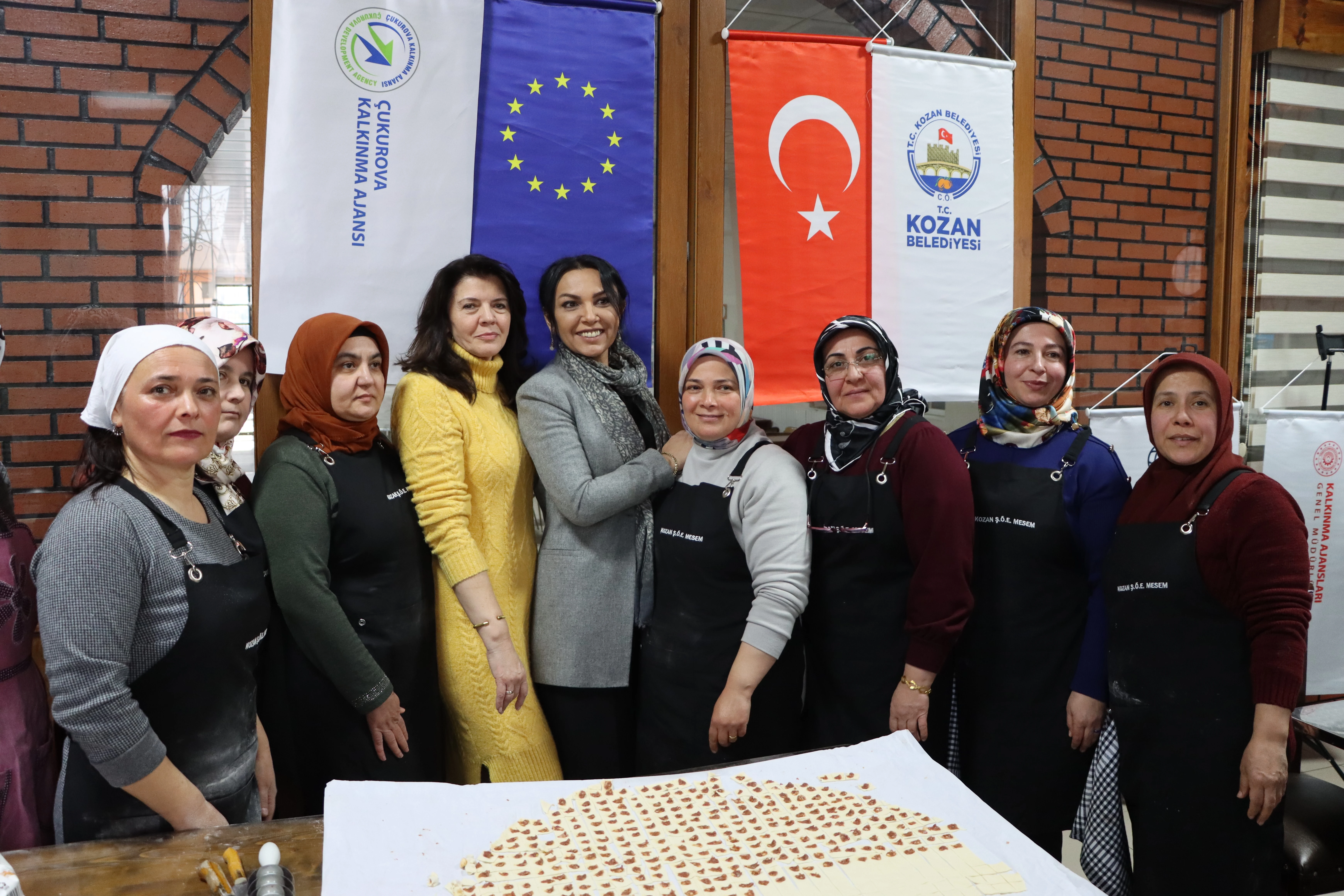 Adana'da kadınlara yöresel yemek kursu! Mustafa Atlı'nın öncülüğünde