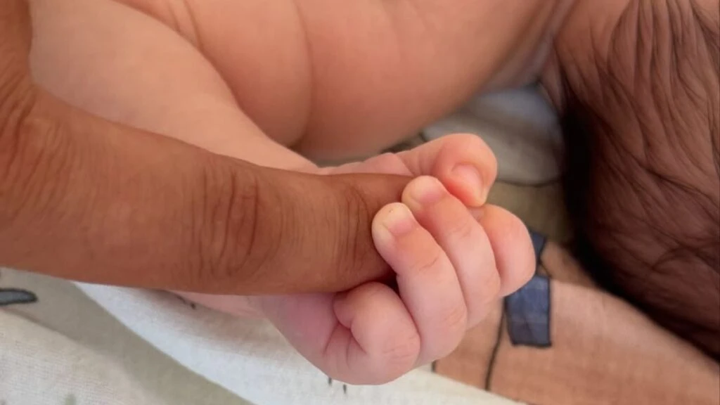 Kuruluş Osman dizisinin çifti Buse Arslan ve Çağrı Şensoy'dan yaz pozları! Minik kızlarıyla beraber