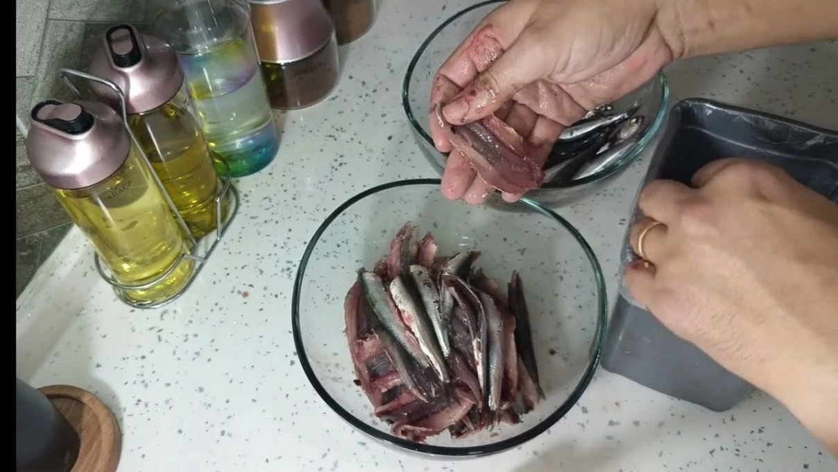 MasterChef'in konuk şefi Erşan Yılmaz'dan hamsi balık temizleme tüyosu! Hamsi temizlemek hiç bu kadar kolay olmadı! 4 Adsiz tasarim 13 102