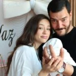 Kuruluş Osman dizisinin çifti Buse Arslan ve Çağrı Şensoy'dan yaz pozları! Minik kızlarıyla beraber