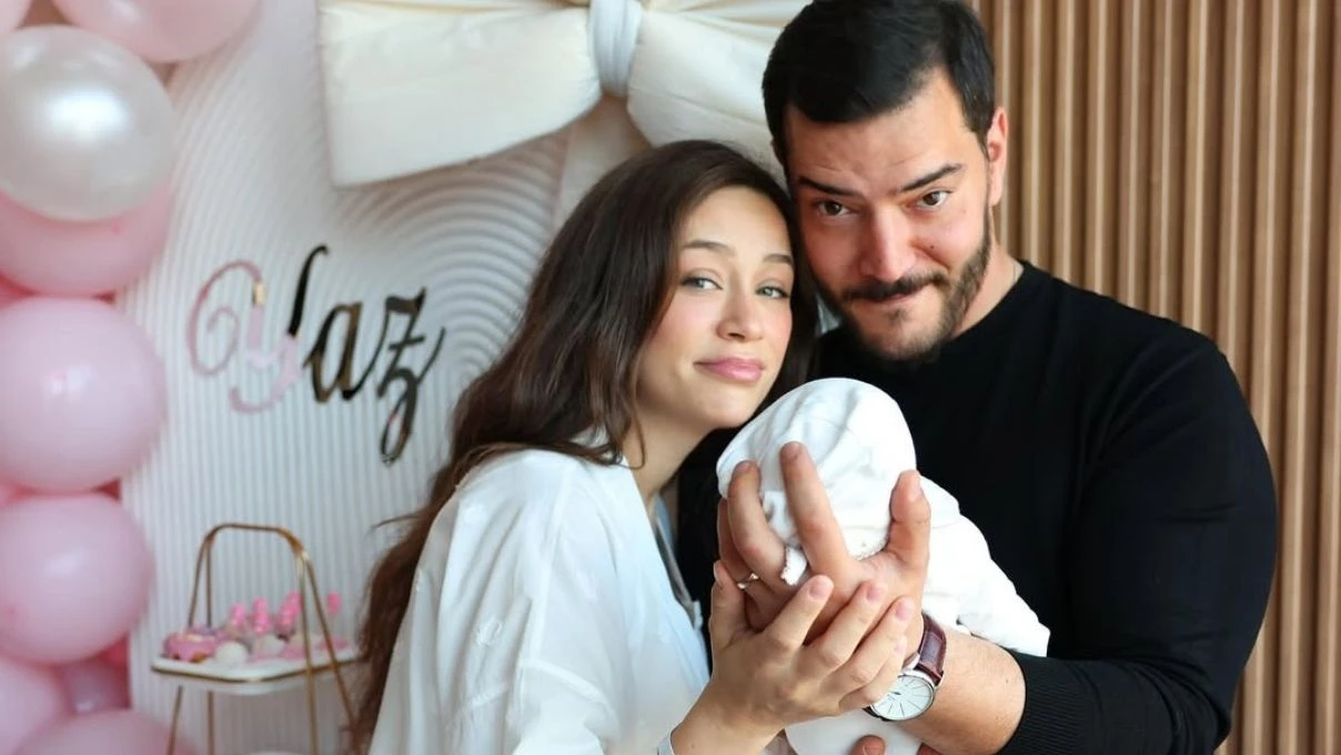 Kuruluş Osman dizisinin çifti Buse Arslan ve Çağrı Şensoy'dan yaz pozları! Minik kızlarıyla beraber 5 Kuruluş Osman dizisinin çifti Buse Arslan ve Çağrı Şensoy'dan yaz pozları! Minik kızlarıyla beraber