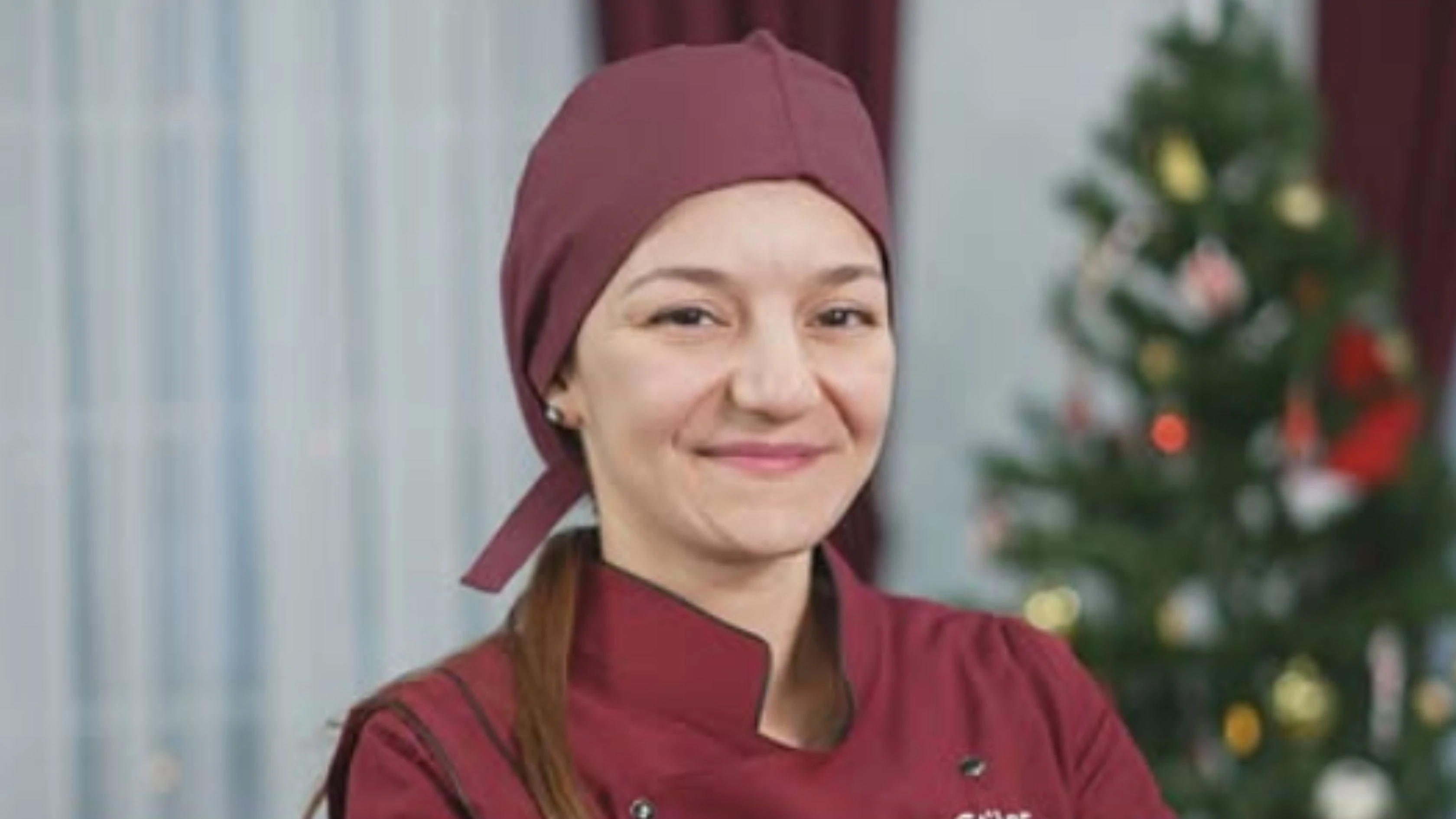 Zuhal Topal'la Yemekteyiz Elif Hanım kimdir, kaç yaşında? Yemekteyiz'de yılbaşı konsepti!