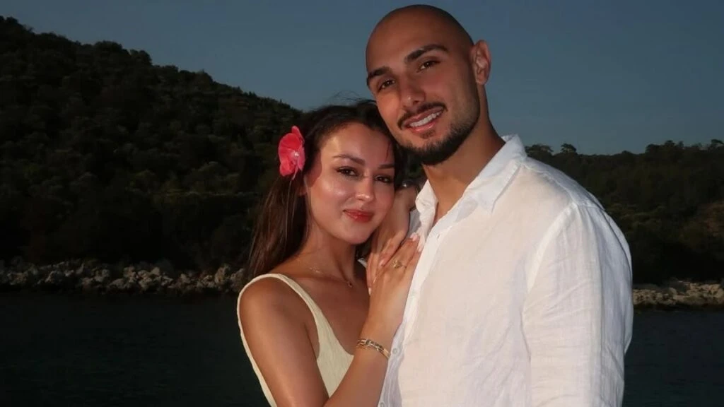 Galatasaraylı futbolcu Ahmed Kutucu fenomen sevgilisi Asena Atalar’a evlilik teklifi etti!