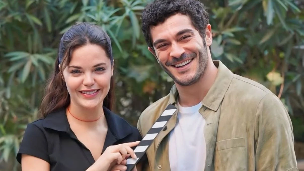 Sahtekarlar dizisinin çekimleri sosyal medyada viral oldu! Burak Deniz ve Hilal Altınbilek’in sahneleri merak uyandırdı