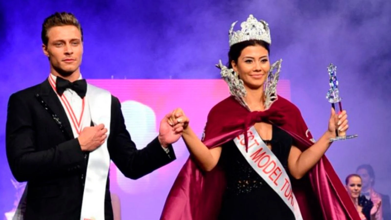 burak-elik-in-evlendi-i-ece-bayrak-kimdir-ya-ve-mesle-i-merak