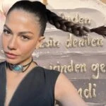 Eşref Rüya dizisinin Nisan’ı Demet Özdemir sezon finaline özel pasta kesti! Pastanın üzerindeki not dikkat çekti!
