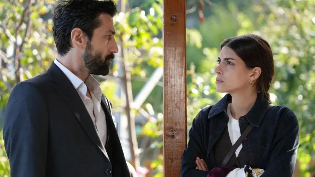 Taşacak Bu Deniz’de Esme Furtuna Eleni’ye gerçeği söyleyecek mi? Eleni her şeyi öğrenecek mi? 5 Adsiz tasarim 24 99