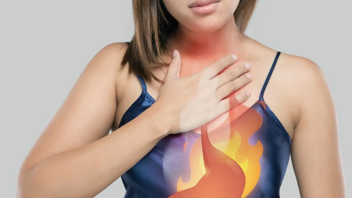 Aç karnına sakız çiğnerken bir kez daha düşünün! Mide yanması deyip geçmeyin