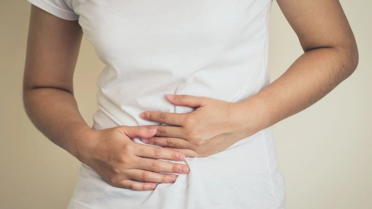 Aç karnına sakız çiğnerken bir kez daha düşünün! Mide yanması deyip geçmeyin